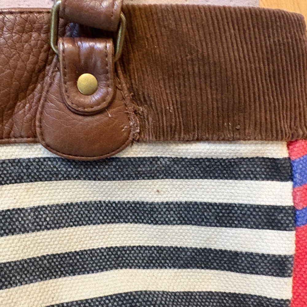 Billabong Patterned Red & Blue & White Tote Bag with Brown trim - Picture 6 of 11